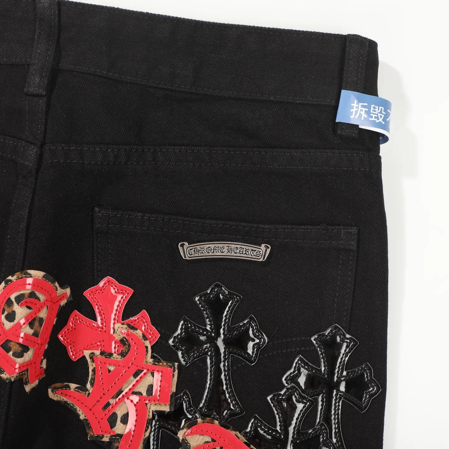 P240 Chrome Hearts 24SS Cross Sanskrit limited style graffiti printed leather jeans. Chrome Hearts limited edition leather washed jeans, Miami limited jeans, the entire cross leather is hand-made_different version, a heavy black blue cow fabric with moderate thickness and texture, antique metal silver label decoration, denim embedded thread manufacturing and production 💙Among Chrome Hearts' many trousers, its color is unique, and people are deeply attracted at a glance. It is made of beaded canvas fabric and has been washed with heavy water. The upper body is very textured, crisp and stylish, and will not collapse at all. The three-dimensional cut of the trousers has a first-class effect in modifying the shape of the legs. It can be easily controlled by any figure, and you can instantly become a street trendy person when you put it on.  🔩Customized hardware, full of texture, every detail is done to the extreme. The thick beaded canvas fabric becomes soft and skin-friendly after washing, and has excellent breathability, making it comfortable to wear all day long. Customized small leather label, unique design, simple yet elegant, exquisite workmanship, neat wiring, every detail demonstrates quality and style.  These pants are gender-neutral and can be worn by both men and women, easily creating a sense of fashion. Pair them with a T-shirt or sweatshirt and you can easily go out and hit the streets. Size: 28/30/32/34/36 Waist: 69/74/79/84/89 Pants length: 102/103/104/105/106